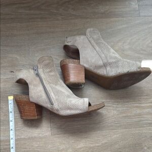 Sofft Cream Heeled Boots with Chunky Block Heel